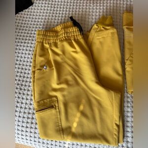 FIGS LIGHT GOLD SCRUB SET